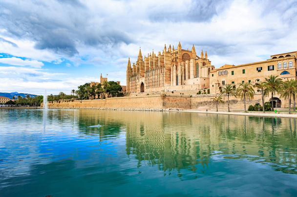 Santa Iglesia Catedral de Mallorca à Palma de Majorque ville sur l'île de Majorque, Espagne
 - Photo, image
