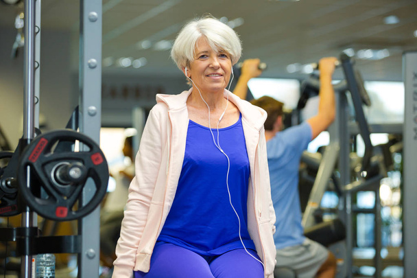 senior lady working out in the gym - Foto, Bild