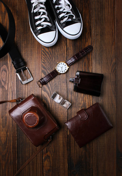 módní. hodinky, peněženky, opasek, Kolín nad Rýnem, tenisky a starý fotoaparát na dřevěné pozadí - Fotografie, Obrázek