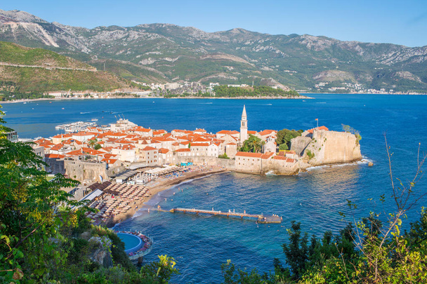 Panorama van de Venetiaanse muren van Budva A Montenegrijnse middeleeuwse stad op de Adriatische Zee populaire toeristische bestemming In Montenegro Oost-Europa - Foto, afbeelding