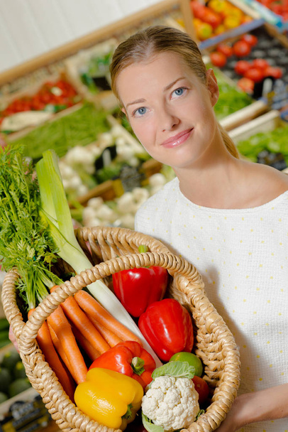 display of vegetables inside a basket - Foto, Bild