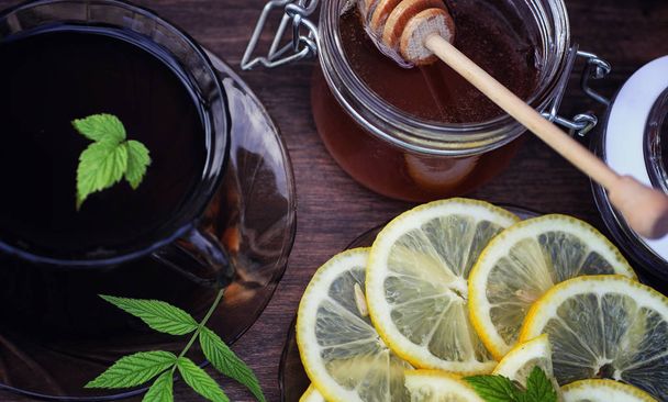 Tè al limone e menta in natura. Una tazza di tè caldo alla menta con le
 - Foto, immagini