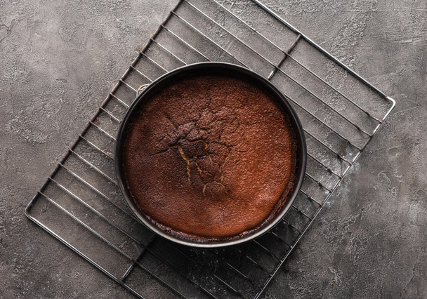 vista superior de delicioso brownie casero en la superficie gris
 - Foto, imagen