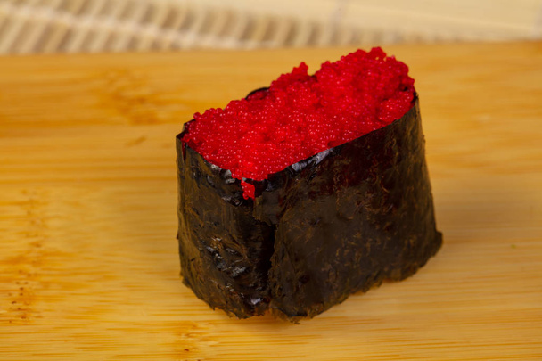 Heerlijke rode masago sushi met kaviaar - Foto, afbeelding