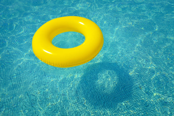 Yaz tatil kavramı yüzme havuzunda yüzen renkli şişme tüp - Fotoğraf, Görsel
