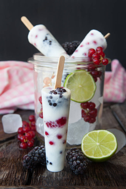 Frozen yogurt popsicles - Fotoğraf, Görsel