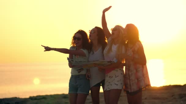 Sommerfrauen winken bei Sonnenuntergang. Fröhliche Frauen flirten am Strand - Filmmaterial, Video