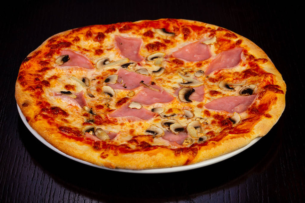 deliciosa pizza com presunto e queijo - Foto, Imagem