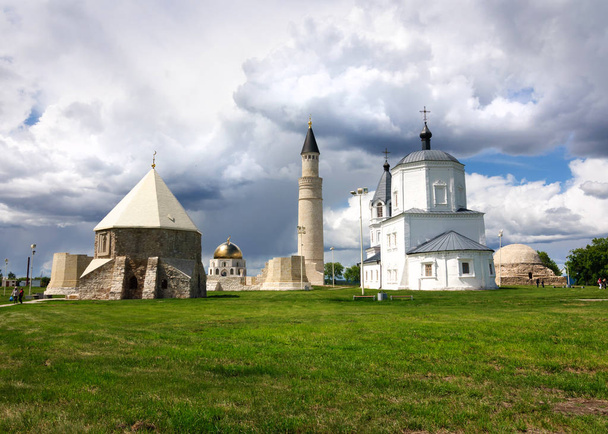L'unité des religions, l'Eglise chrétienne et le minaret de la mosquée de Bolgar, Russie
. - Photo, image