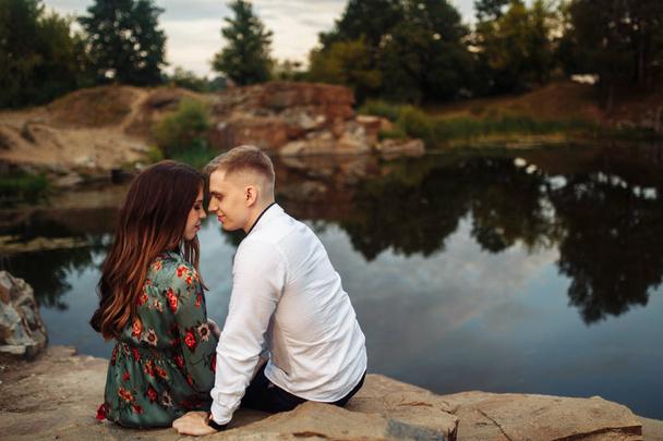 Happy beautiful young  couple posing by lake - Valokuva, kuva