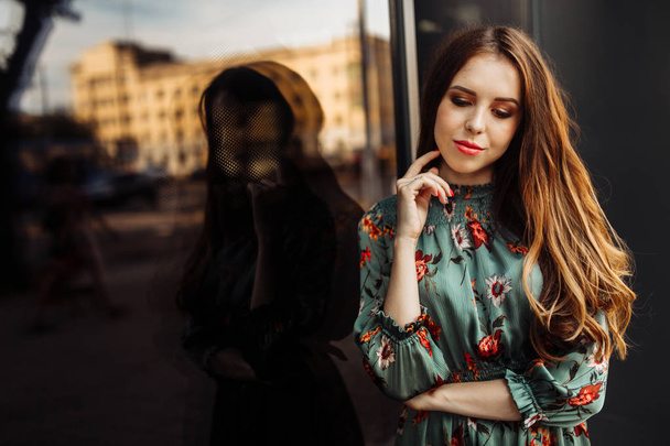 young beautiful woman posing in city - Fotografie, Obrázek