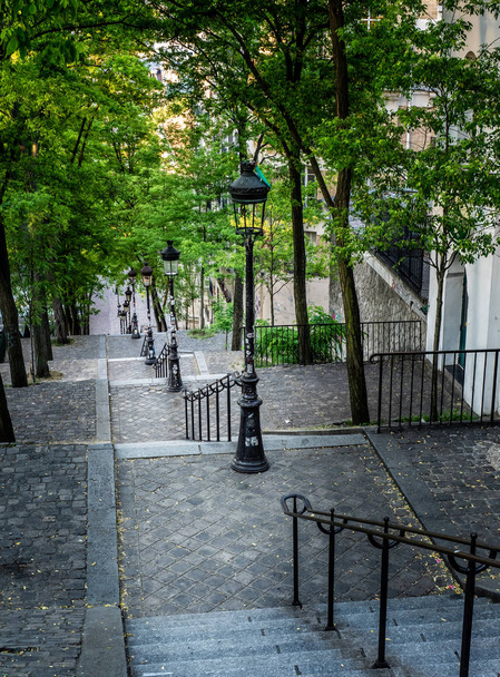 La escalera de Rue Foyatier en Montmartre cerca de la Basílica del Sacre-Coeur en París, Francia
 - Foto, Imagen