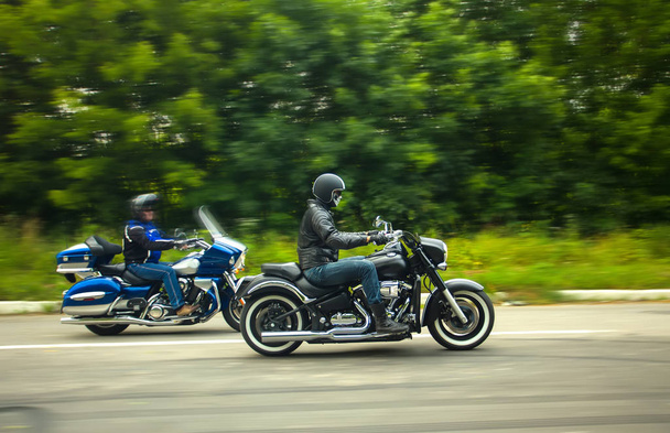 ralenti, deux motards à moto inconnu avec flou movem
 - Photo, image