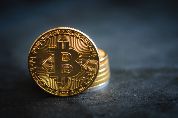hält den Finger auf einen Stapel von Münzen Goldmünze Bitcoin - Foto, Bild