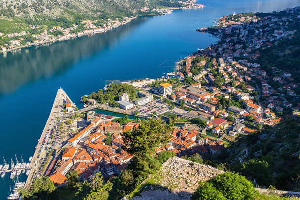 Yukarıdan, Karadağ 'ın Adriyatik denizi ve dağlarındaki eski Kotor, boka-kotor körfezine bakın. Gündoğumu, muhteşem doğa manzarası. - Fotoğraf, Görsel