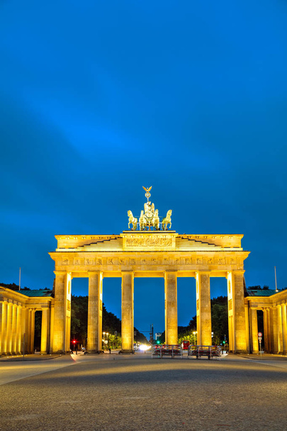 Braniborská brána Brandenburger Tor v Berlíně, Německo při východu slunce - Fotografie, Obrázek