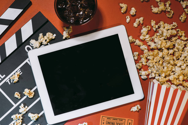 Prázdné digitální tabletu, popcorn, filmový pás, kino a film online streaming koncepce - Fotografie, Obrázek