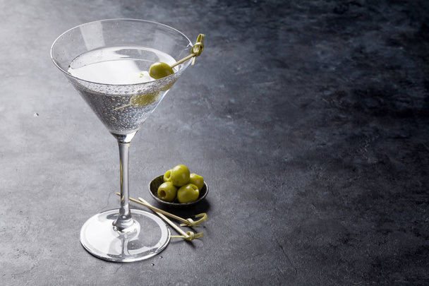 Martini koktajl na ciemny kamień tabeli. Z miejsca na tekst - Zdjęcie, obraz