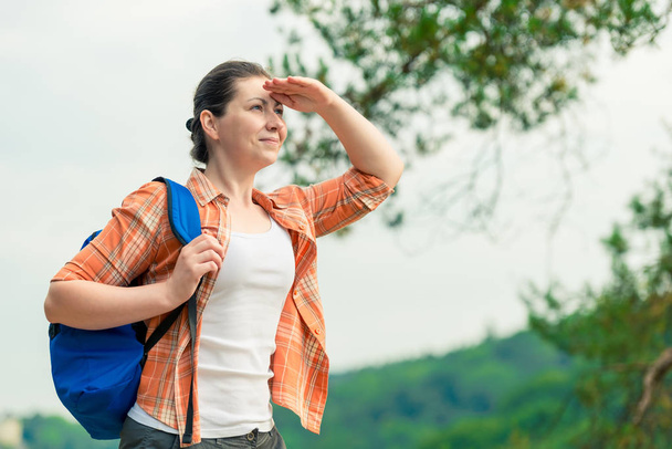 mladá žena s batohem na víkend výlet při pohledu do dálky - Fotografie, Obrázek
