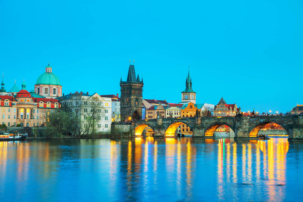 Old Town Charles silta torni Prahassa illalla
 - Valokuva, kuva