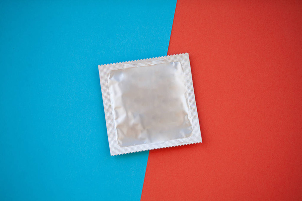 Těhotenský test. Výsledkem je pozitivní se dvěma pruhy a kondom s antikoncepcí na barevném pozadí, antikoncepční pilulku, bezpečný sex, zdravotní precizní - Fotografie, Obrázek