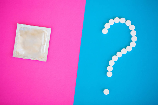 Тест на вагітність. Результат позитивний з двома смужками і презервативом з контрацепцією на кольоровому фоні, таблетками контролю народжуваності, безпечним сексом, концепцією охорони здоров'я
 - Фото, зображення