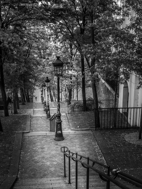 Passeggiatore mattutino ai piedi della scalinata di Rue Foyatier a Montmartre vicino alla Basilica del Sacro Cuore
 - Foto, immagini