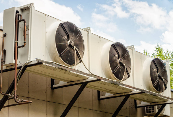Kompresorové jednotky průmyslové klimatizace, montované na stěnu. - Fotografie, Obrázek
