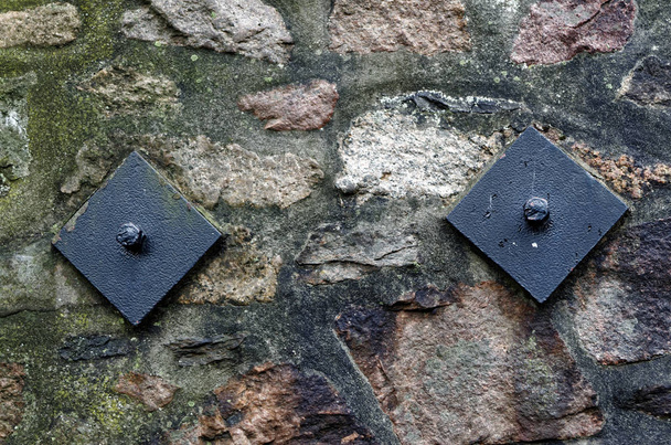 Кам'яною стіною з двох чорні болтами в так званих Treppenviertel, Blankenese Гамбург, Німеччина - Фото, зображення