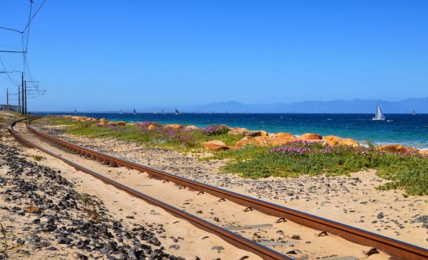 σιδηροδρομική γραμμή κατά μήκος την άκρη του False Bay, Νότια Αφρική - Φωτογραφία, εικόνα
