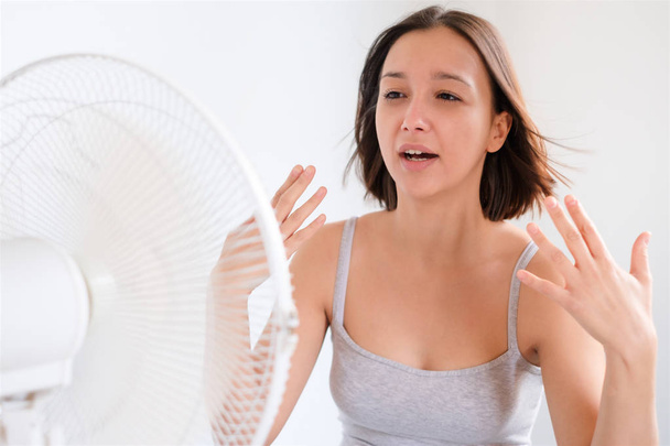 junges Mädchen versucht sich gegen Sommernebel zu erfrischen und abzukühlen - Foto, Bild