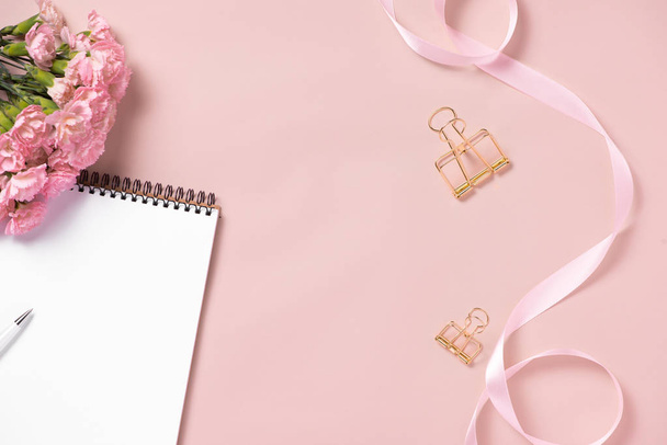 Top Zobacz Uwaga książki anf kwiaty różowe pulpit. Wedding planner Concept - Zdjęcie, obraz