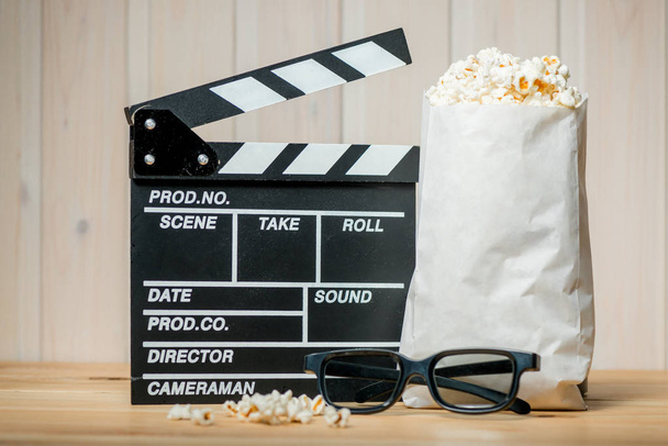 Popcorn csomag, 3D-s szemüveg és videóinak kereplő tárgyak a film ipar közelről - Fotó, kép