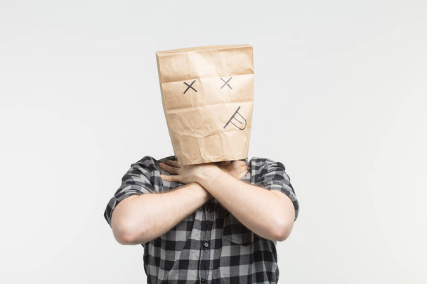 Portret van mannen in dode paper bag masker - Foto, afbeelding