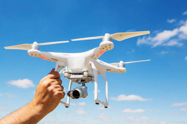 Τετράγωνο ελικόπτερο drone πετώντας κατά ουρανό  - Φωτογραφία, εικόνα