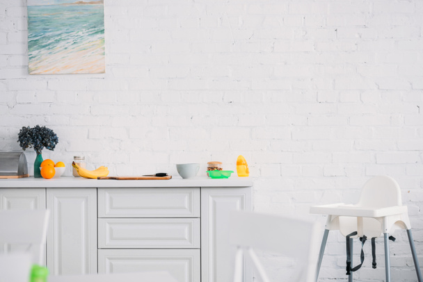 modern açık mutfak masa ve sandalyesi üzerinde meyve ile iç - Fotoğraf, Görsel