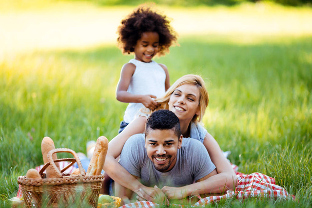 Familia feliz divirtiéndose juntos en el picnic
 - Foto, imagen