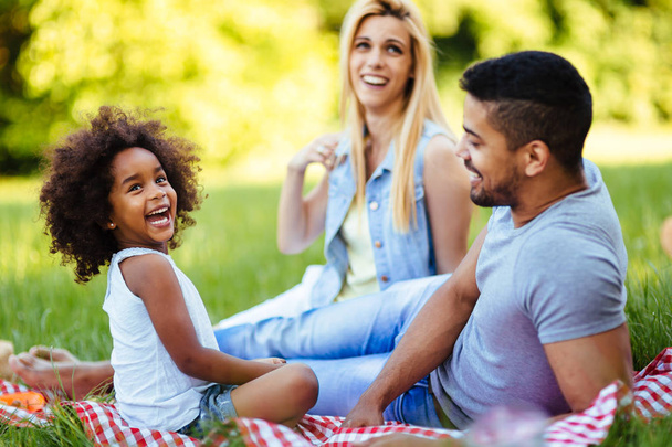 Счастливая семья веселится вместе на пикнике
 - Фото, изображение
