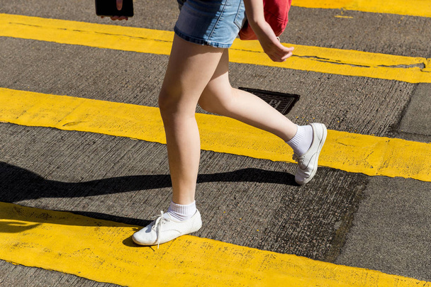 ショッピング地区の香港コーズウェイ ベイ シティで歩く女性横断道路 - 写真・画像