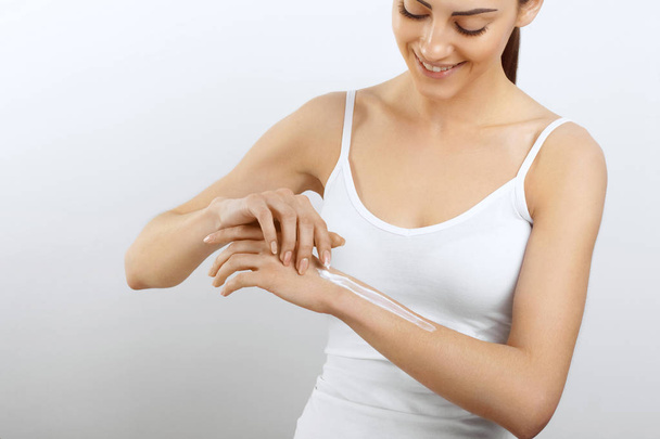 Hand Skin Care. Women use body lotion on your arms. Female applying cream to her hands - Zdjęcie, obraz