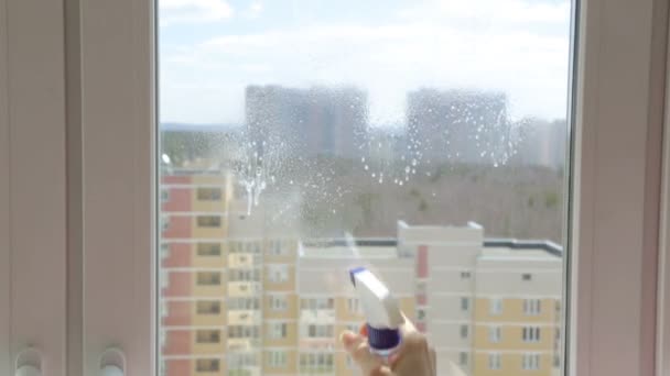 Nainen puhdistaa kodin ikkunat korkeassa kerroksessa
 - Materiaali, video