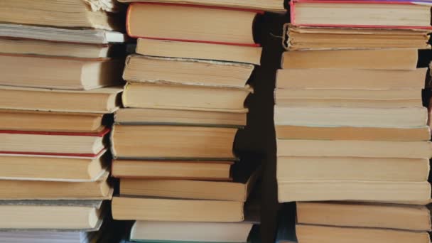 Montón de libros viejos en el suelo
 - Imágenes, Vídeo