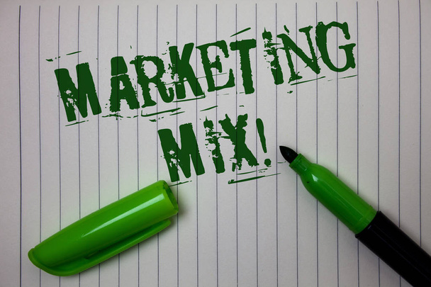 Rukopis textu marketingový Mix motivační volání. Koncept význam opatření na podporu značky produktu na trhu Linned papírové pozadí čepice značky zvýrazňovače perem zelené kresba - Fotografie, Obrázek