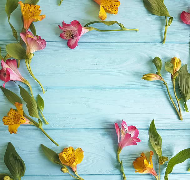 λουλούδι Αλστρομέριες πάνω σε ξύλινα φόντο χρώμα, καρέ - Φωτογραφία, εικόνα