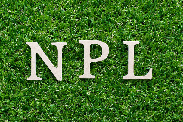 Алфавіт деревини в слові NPL (скорочення не виконує кредиту, непатентована література) на фоні штучної зеленої трави
 - Фото, зображення