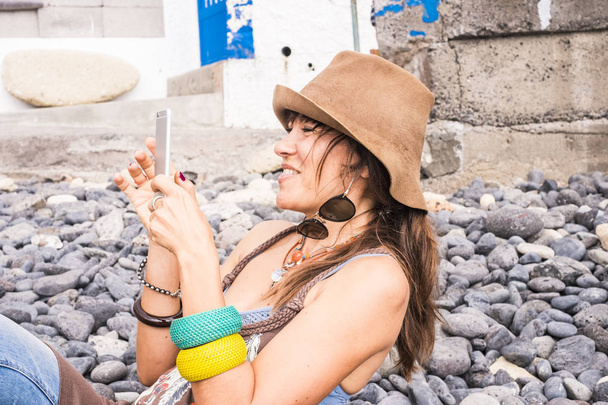 красива красива модель молода жінка кавказька використовує технології мобільного телефону на пляжі у відпустці. модний одяг і модний літній стиль насолоджуючись активним відпочинком
 - Фото, зображення