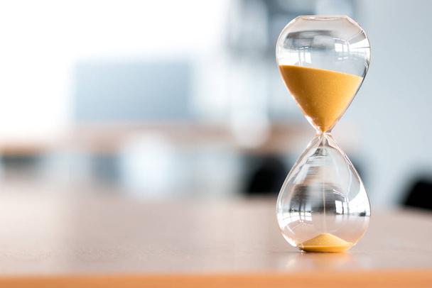 Песочные часы, концепция управления бизнес-временем
 - Фото, изображение
