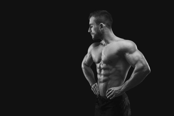 Forte atletico uomo mostra nudo corpo muscolare
 - Foto, immagini