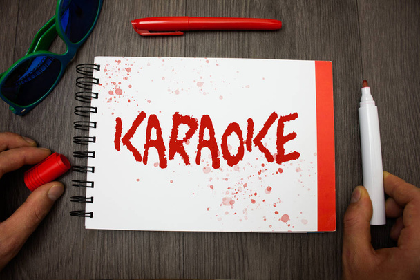 Karaoke yazma el yazısı metin. Eğlence şarkı enstrümantal müzik bir makine Googles gözlük kalem marker kap Not defteri defter vurgulayıcı görme tarafından oynanan boyunca anlam kavramı - Fotoğraf, Görsel