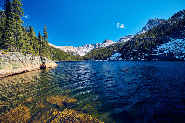 Озеро Верна со скалами и горами вокруг осенью. Национальный парк Rocky Mountain в Колорадо, США
.  - Фото, изображение
